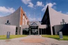 Palais de Justice II: Façade